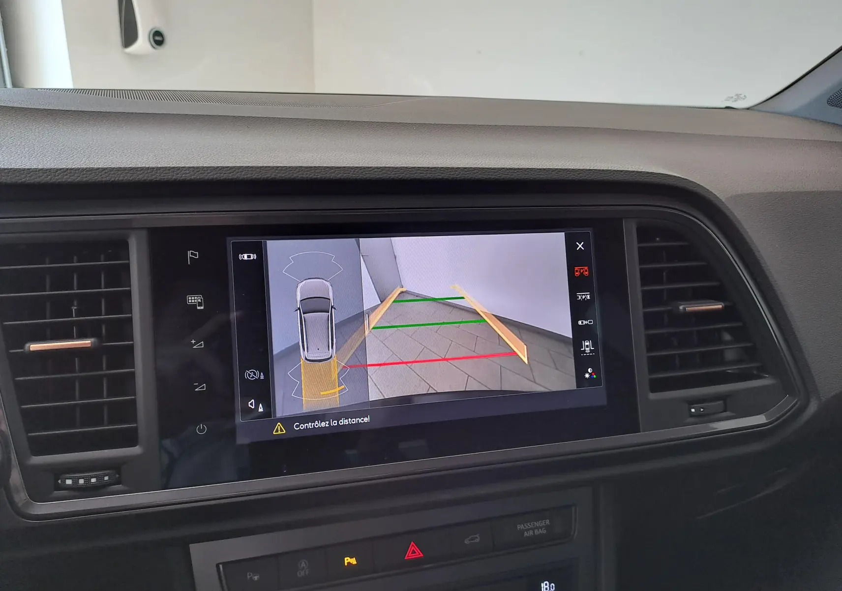 Vue intérieure du tableau de bord du CUPRA Ateca 2024 avec écran multimédia affichant la caméra de recul en marche.