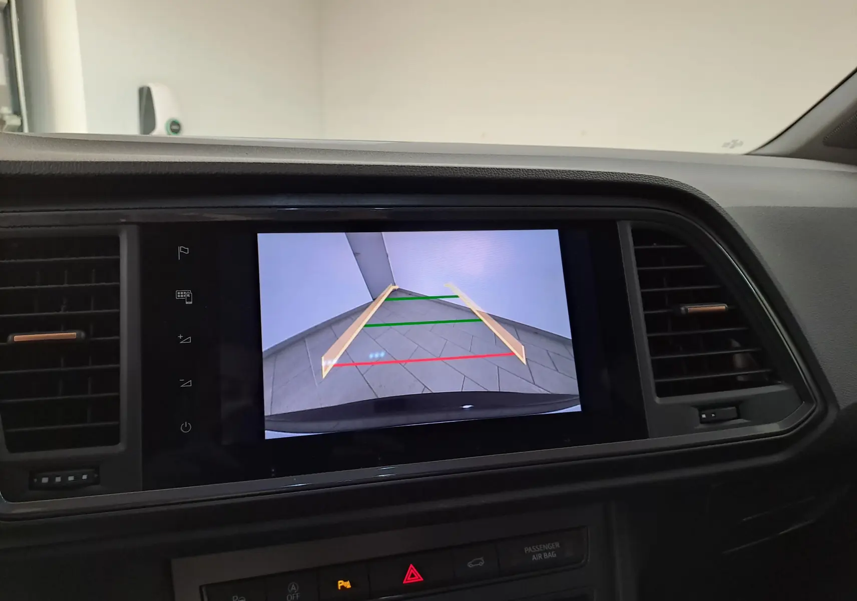 Vue intérieure du tableau de bord d'une CUPRA Ateca 2024 noir magique, avec l'écran affichant la caméra de recul et ses repères colorés.