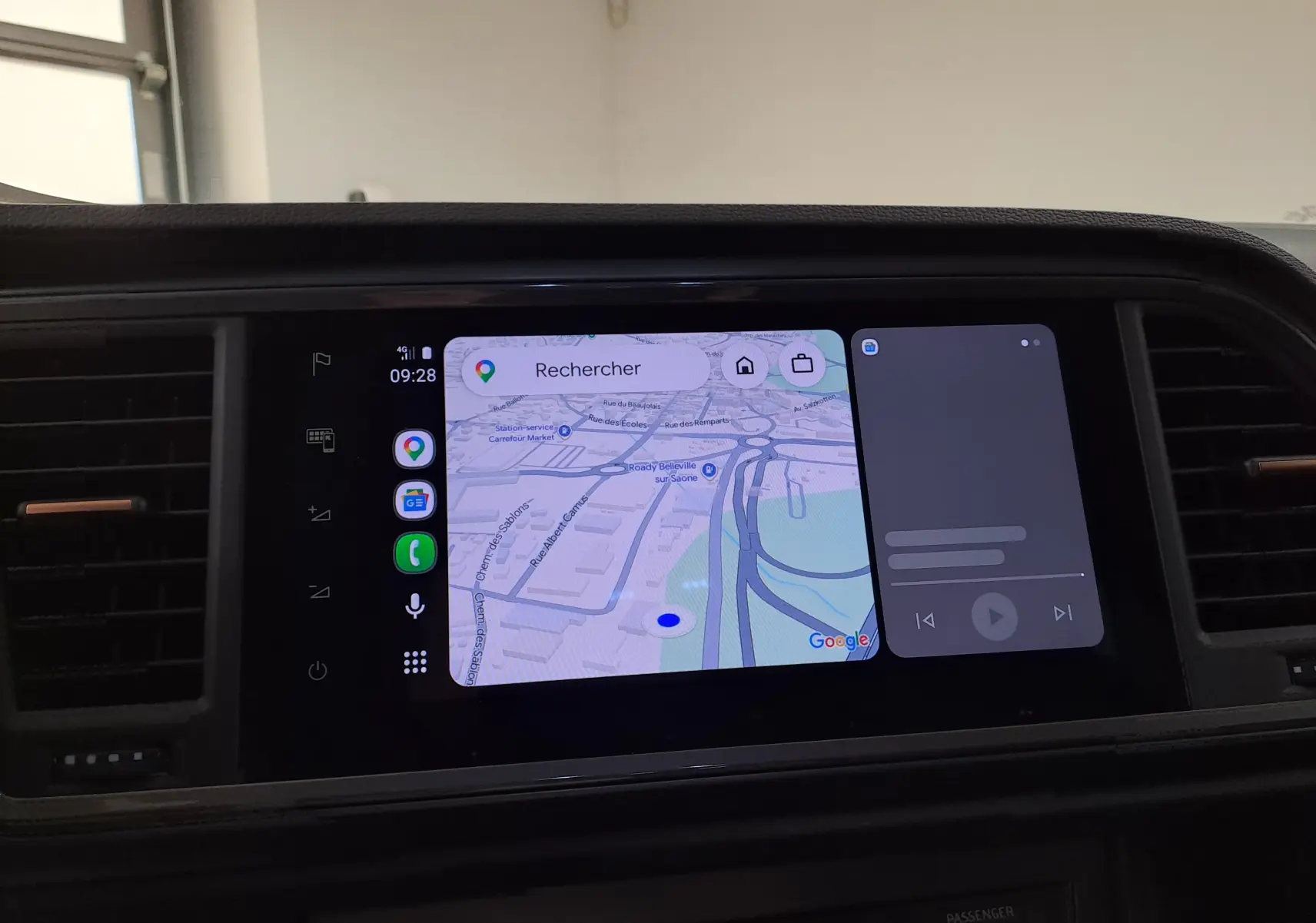 Écran tactile central du tableau de bord du CUPRA Ateca 2024 noir magique, affichant une carte GPS et des applications connectées.