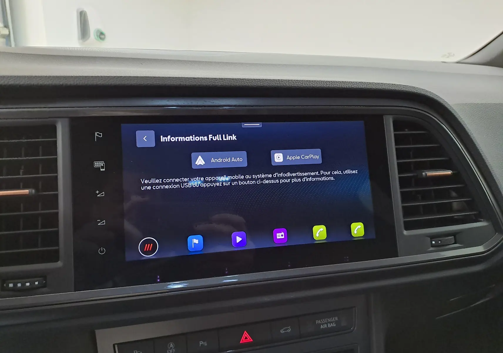 Écran tactile central du tableau de bord du CUPRA Ateca 2024 noir magique, affichant les options Android Auto et Apple CarPlay.