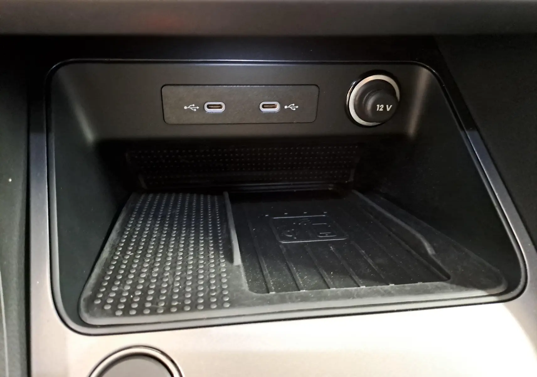 Gros plan sur la console centrale du CUPRA Ateca 2024 noir magique, montrant ports USB-C doubles et prise 12V.