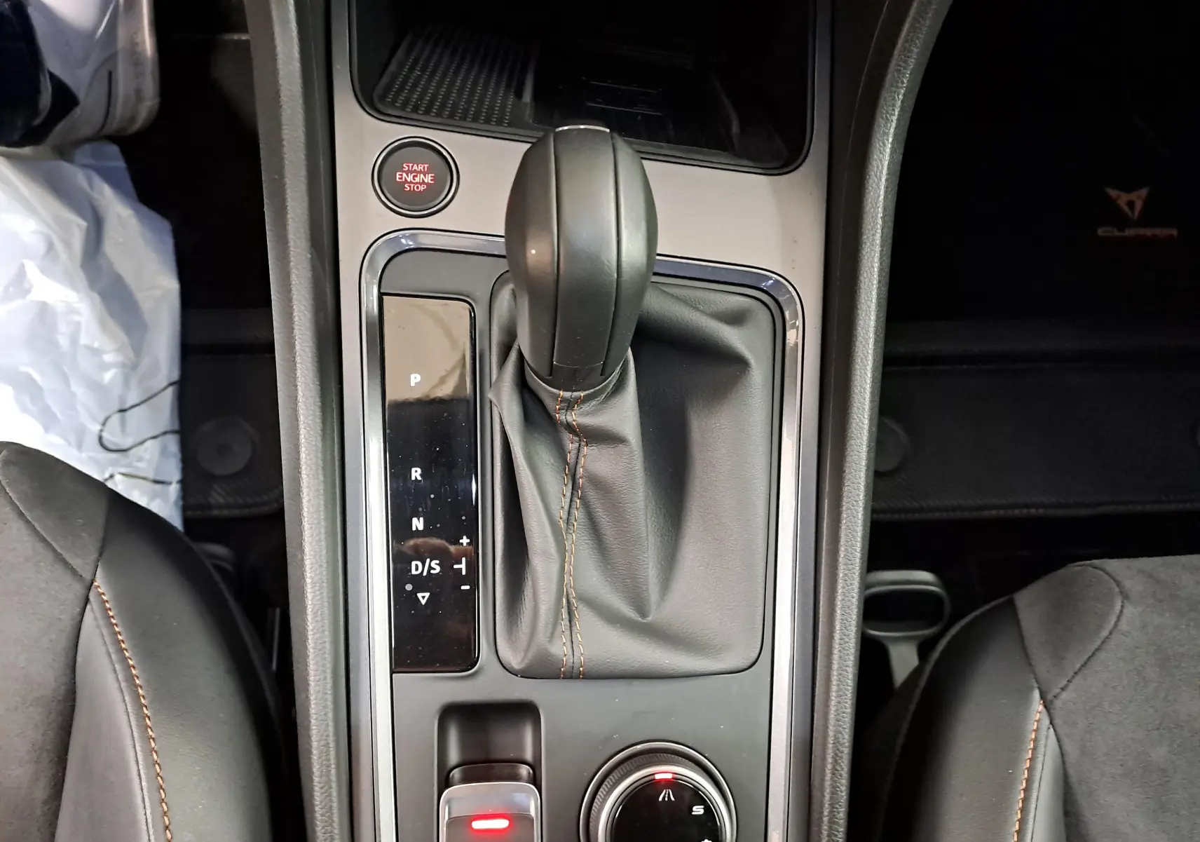 Vue plongeante sur la console centrale du CUPRA Ateca 2024 noir magique, avec levier de vitesse automatique et bouton Start/Stop.