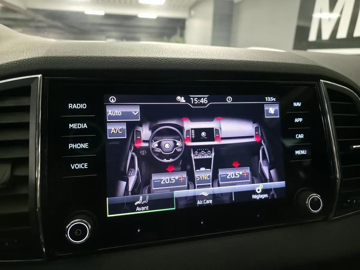 Écran tactile central du tableau de bord du Skoda Karoq 2024 affichant la climatisation bi-zone à 20,5°C.