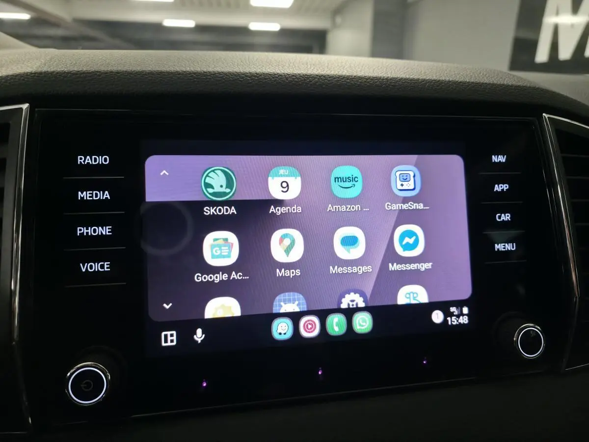 Écran tactile central du tableau de bord du Skoda Karoq 2024 avec interface multimédia et commandes tactiles.