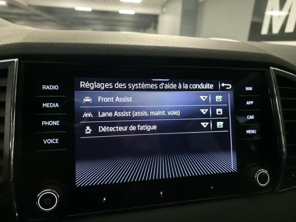Écran tactile intérieur du Skoda Karoq 2024 affichant les réglages d’aide à la conduite.