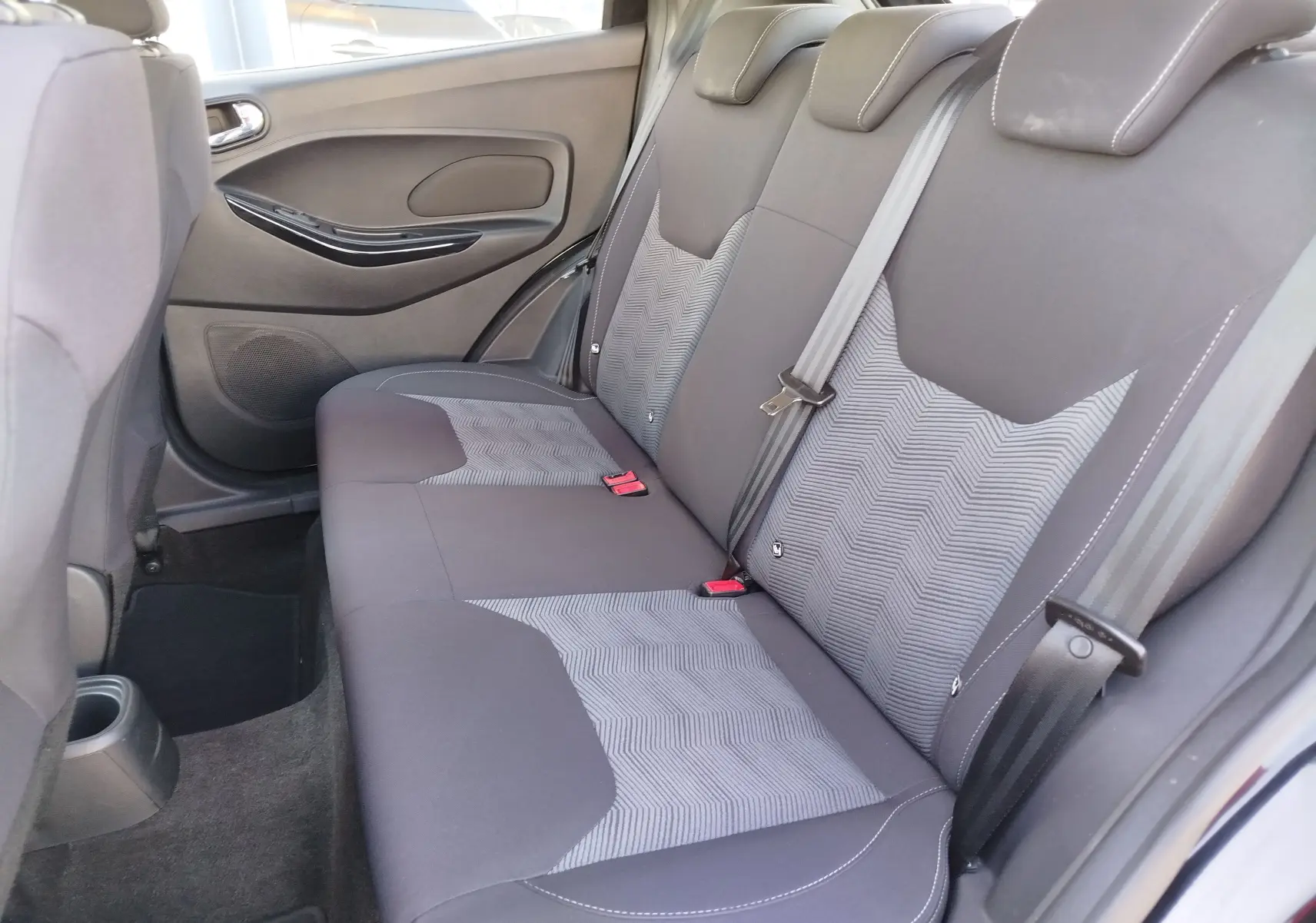 Vue intérieure côté droit des sièges arrière gris avec motifs géométriques de la Ford KA+ 2020 Édition Noire.
