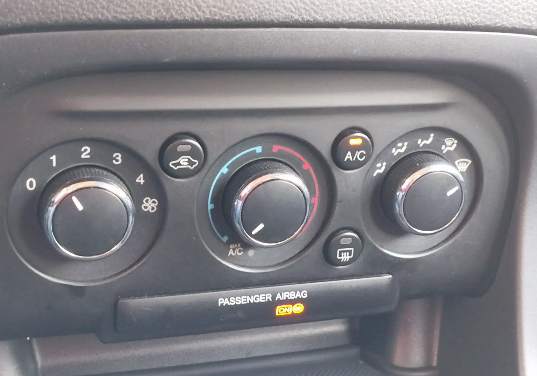 Tableau de bord en gros plan du Ford KA+ 2020, montrant les commandes de climatisation avec voyants allumés.