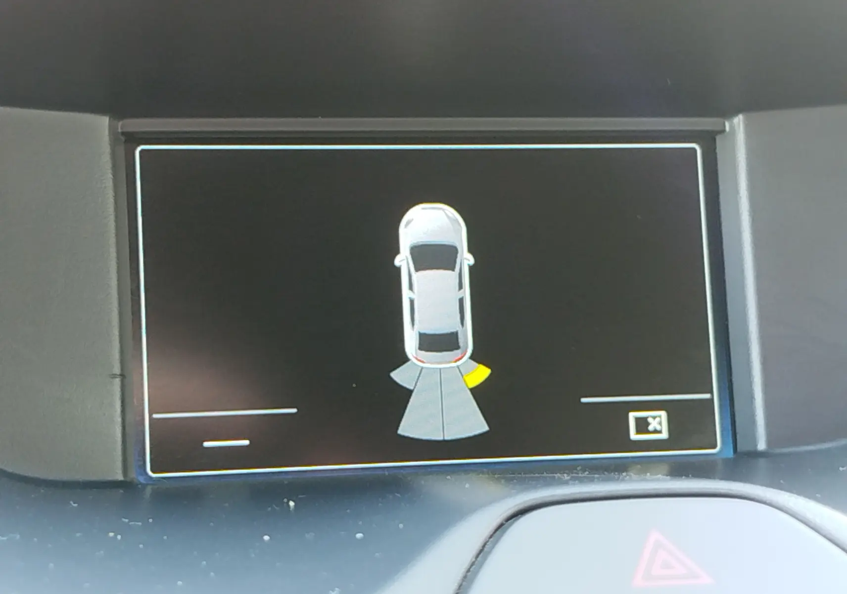 Écran intérieur de la Ford KA+ 2020 affichant l'alerte de proximité arrière droite en mode stationnement.