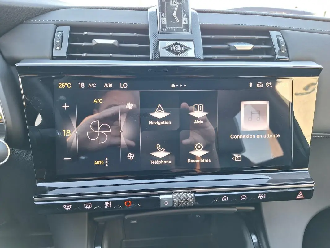 Vue rapprochée de l’écran tactile central du DS7 2025 gris, affichant la climatisation et les options de navigation.