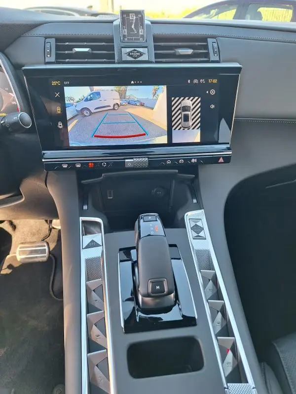 Vue intérieure du DS7 BlueHDi 130 EAT8 2025 montrant la console centrale avec levier de vitesse et écran tactile de recul.