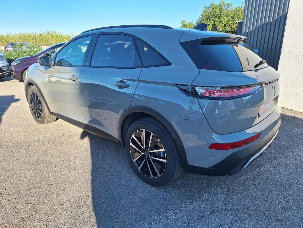 Vue 3/4 arrière droite du SUV DS7 BlueHDi 130 EAT8 Etoile gris 2025 avec feux arrière LED et jantes noires.