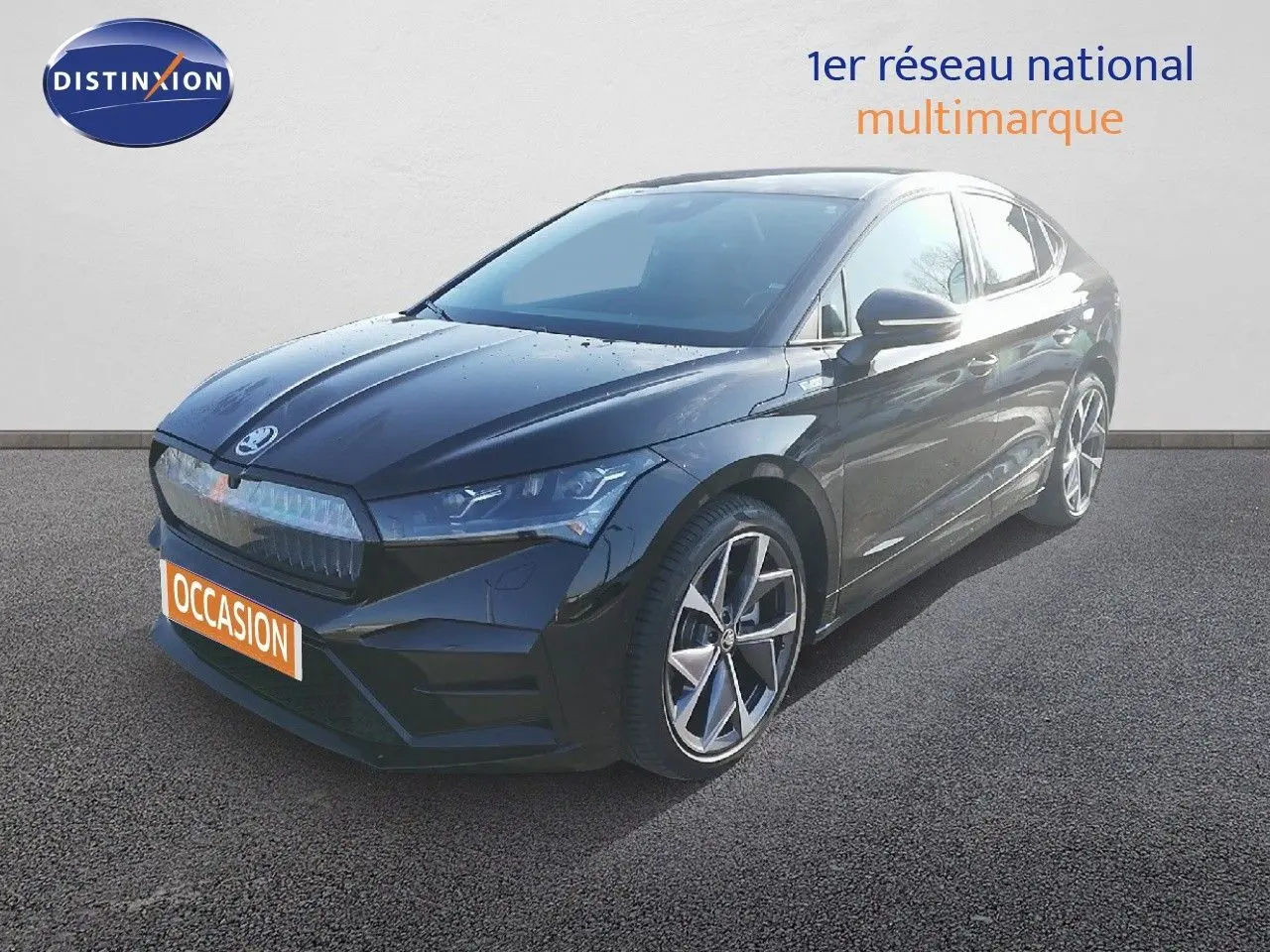 Vue 3/4 avant d'un Skoda Enyaq Coupé noir métal électrique avec jantes alliage et calandre distinctive.