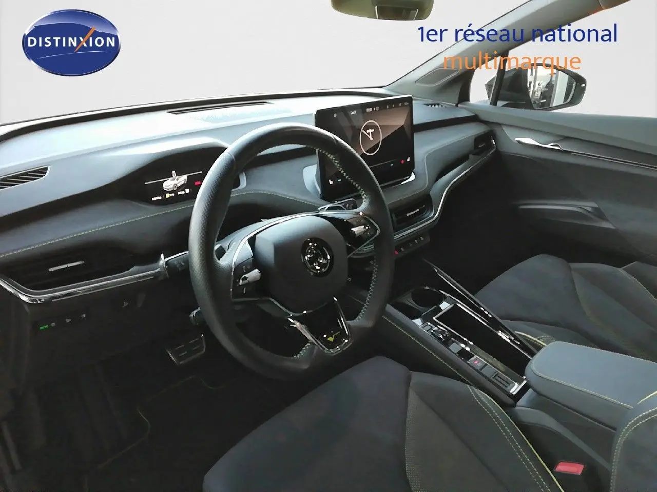 Intérieur noir du Skoda Enyaq Coupé 2022, vue côté conducteur sur le tableau de bord et volant multifonction.