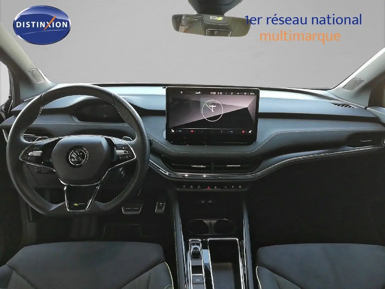 Tableau de bord et volant noir de la Skoda Enyaq RS 2022 vus de face, avec écran tactile central lumineux.