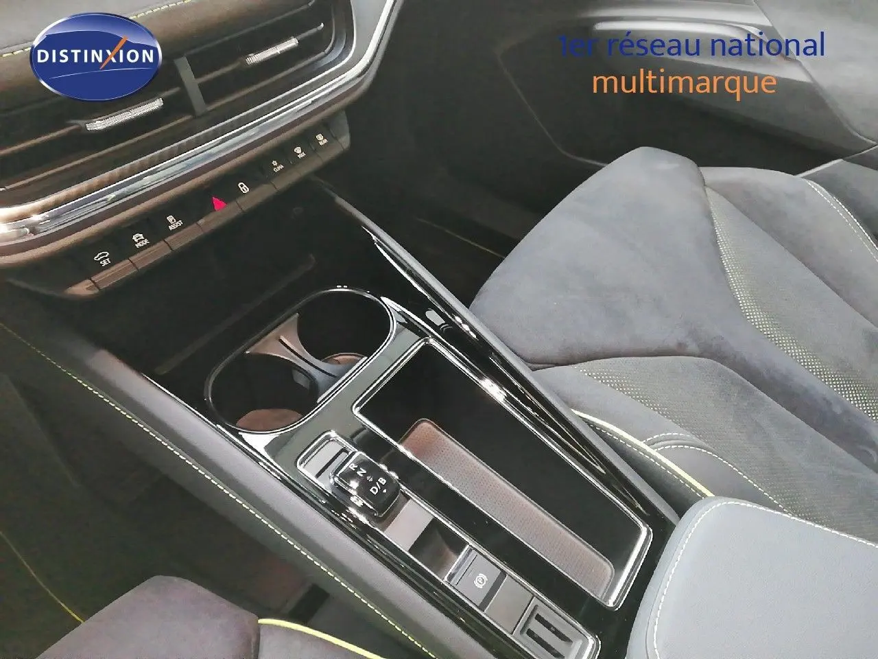 Vue rapprochée de la console centrale noire brillante et des sièges en tissu gris du Skoda Enyaq Coupé électrique 2022.