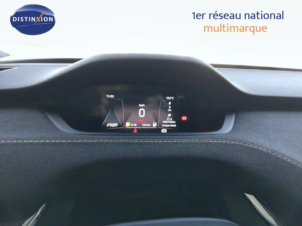 Tableau de bord numérique de la Skoda Enyaq RS noire, affichant les informations de conduite et batterie à 11h53.
