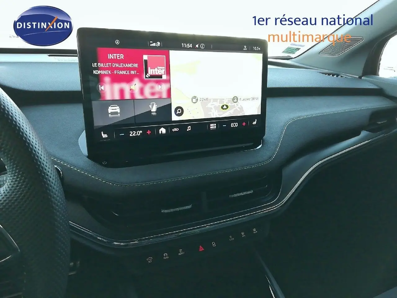 Tableau de bord noir avec écran tactile central affichant navigation et radio dans Skoda Enyaq Coupé électrique 2022.