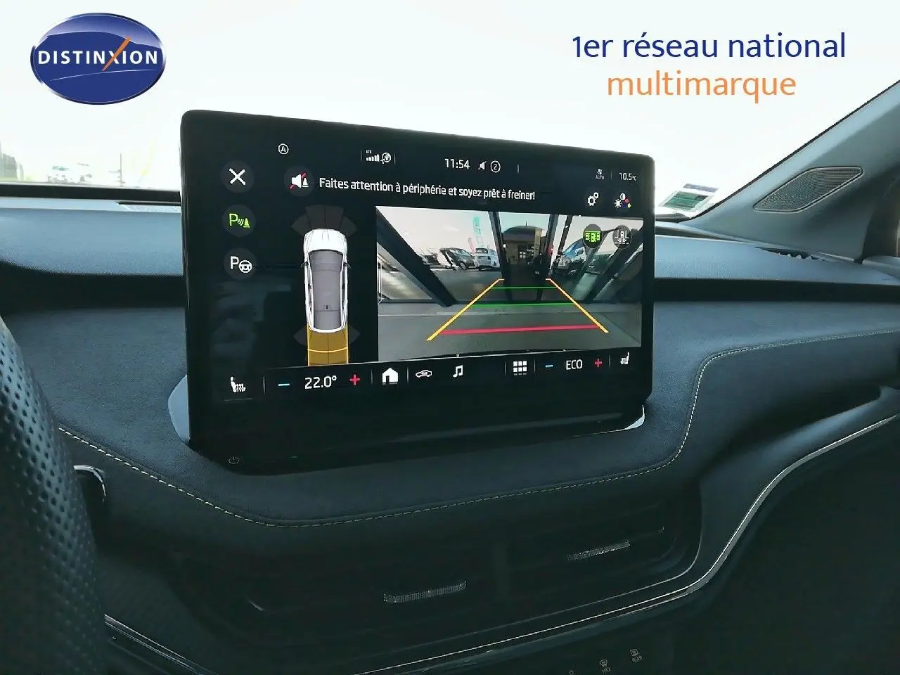 Écran tactile central affichant la caméra de recul dans l'habitacle d'une Skoda Enyaq noire métal 2022.