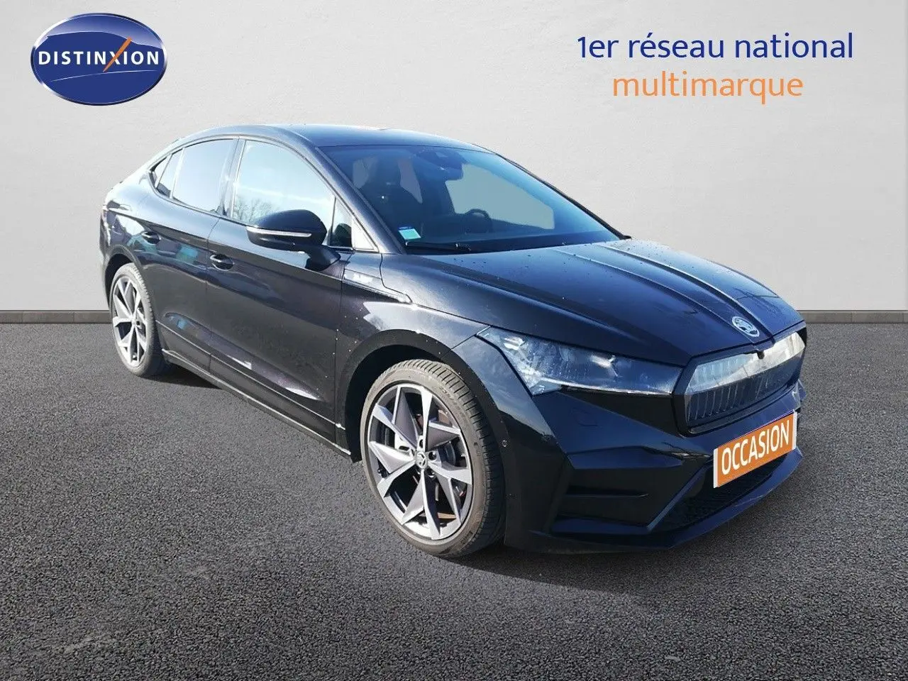 Vue 3/4 avant droite d'une Skoda Enyaq Coupé noire métal électrique avec jantes alliage distinctives.