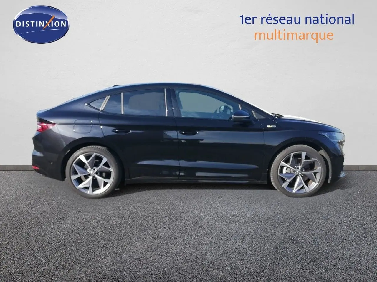 Profil côté gauche d'un Skoda Enyaq Coupé noir métal 2022, silhouette élancée avec jantes alliage distinctives.