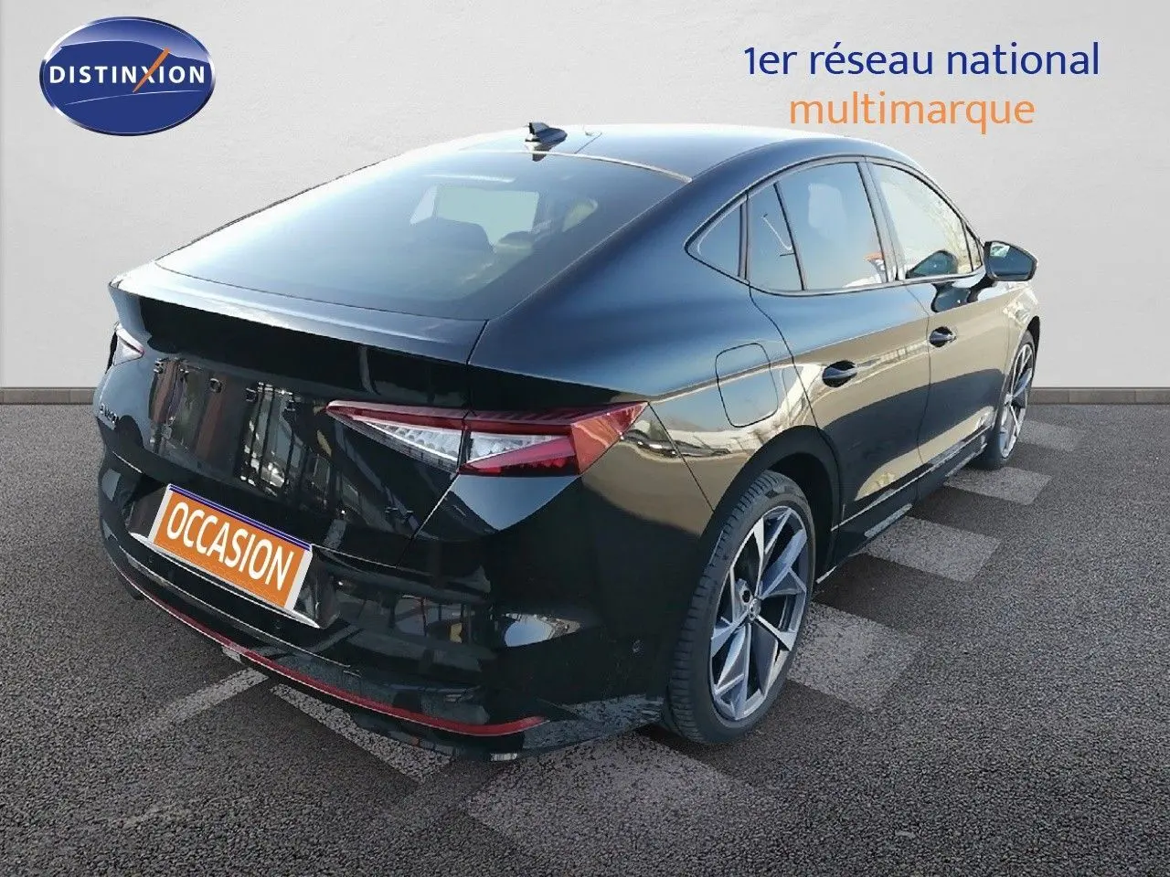 Vue 3/4 arrière droite d'un Skoda Enyaq Coupé noir métal électrique avec jantes alliage et feux LED distinctifs.