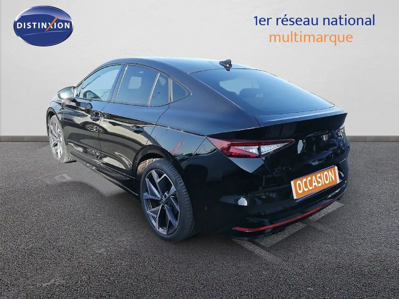 Vue 3/4 arrière droite d'un Skoda Enyaq Coupé noir métal électrique avec jantes sport et feux LED distinctifs.