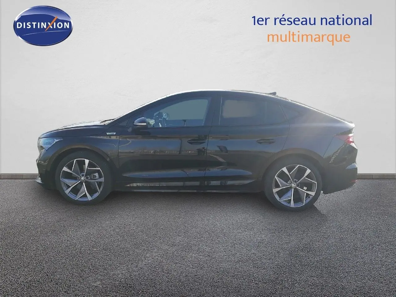 Profil latéral droit d'un Skoda Enyaq Coupé noir métal 2022, soulignant ses jantes alliage et sa silhouette élancée.