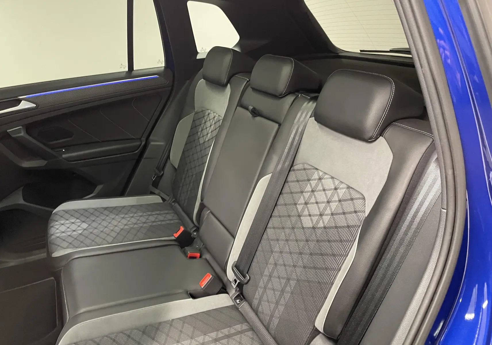 Vue intérieure côté droit des sièges arrière en cuir et tissu gris du Volkswagen Tiguan Bleu Lapiz 2022.