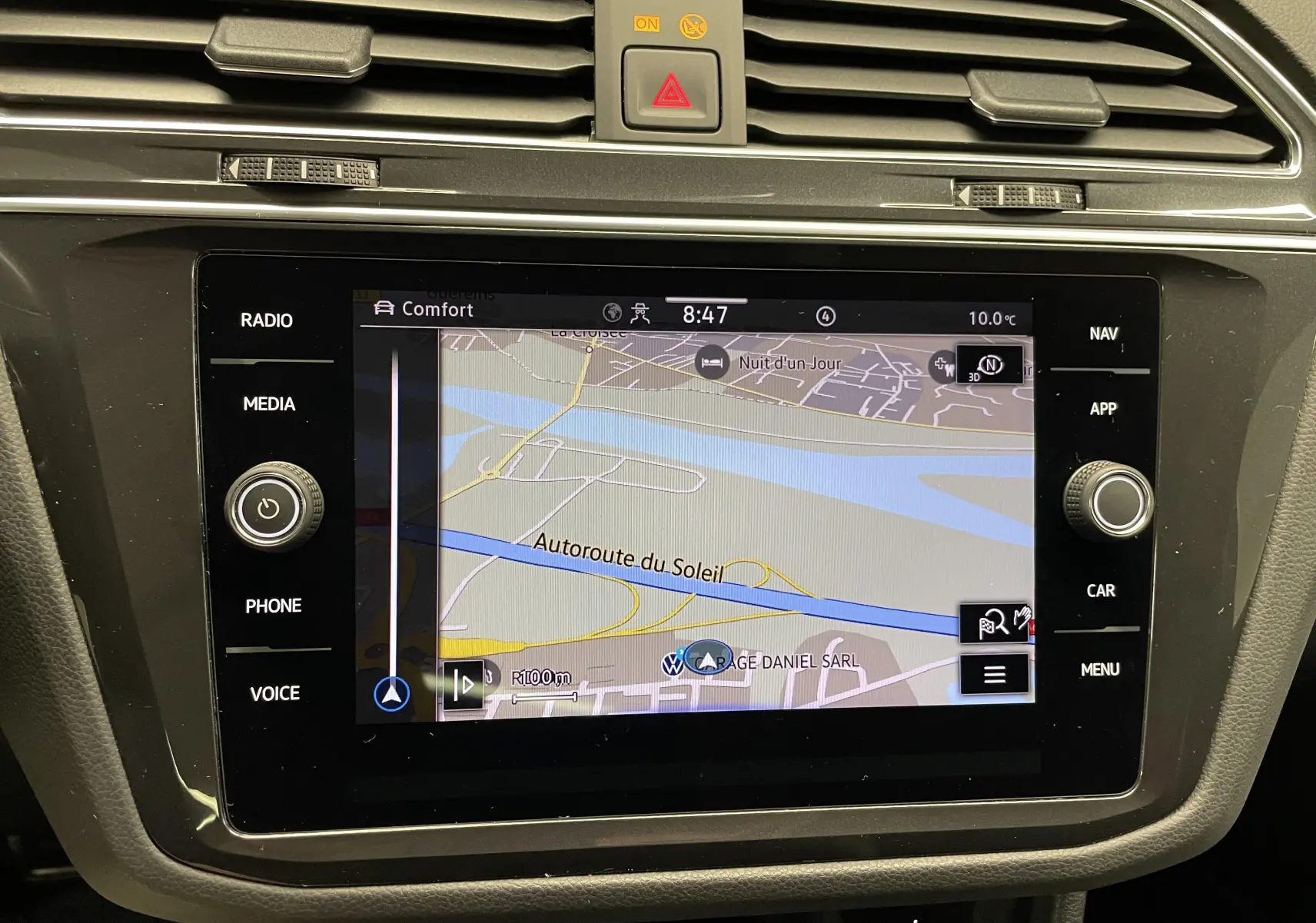 Vue rapprochée de l’écran tactile du système de navigation du Volkswagen Tiguan 2022, affichant une carte routière.
