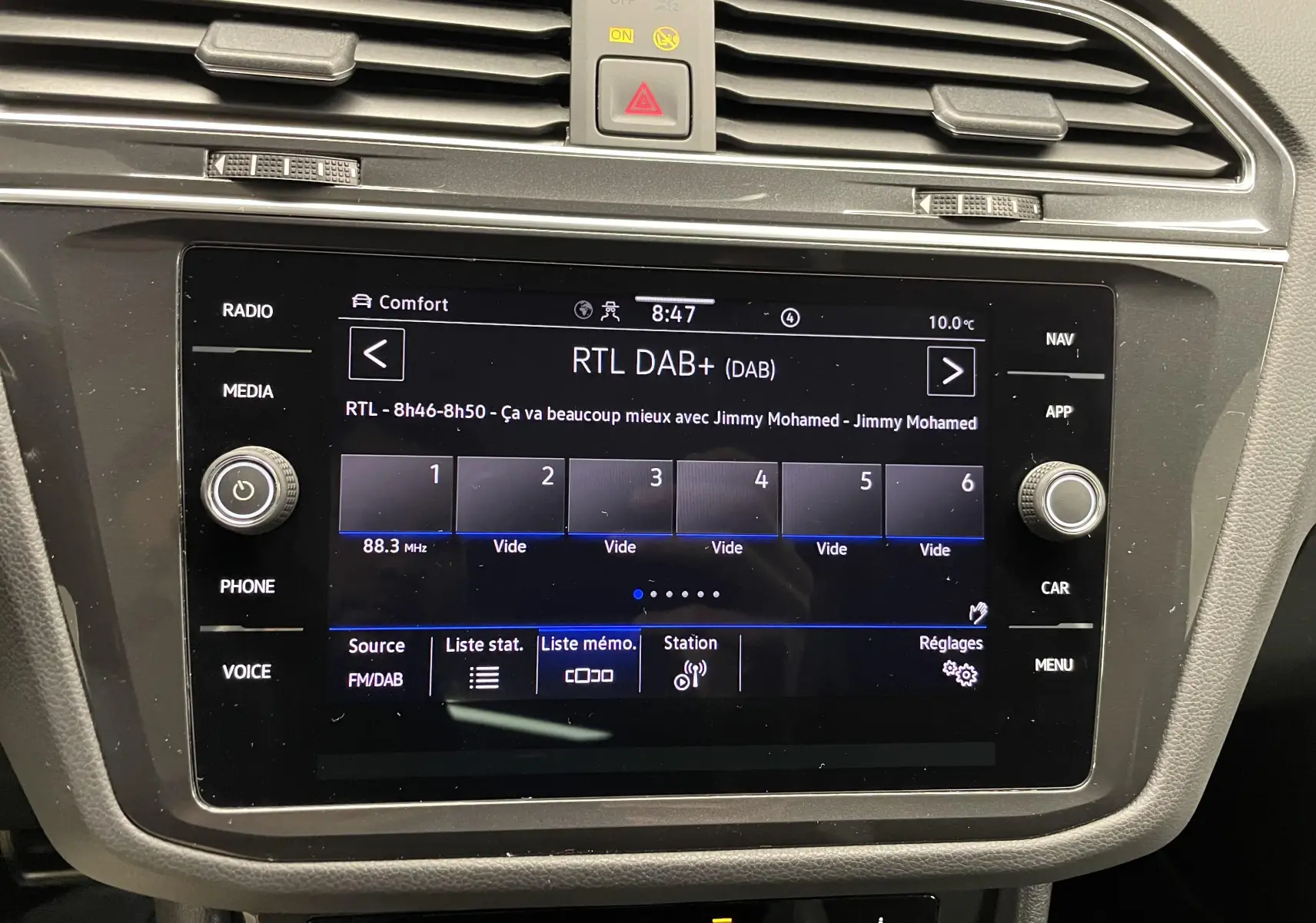 Écran tactile central du Volkswagen Tiguan 2022 affichant la radio numérique RTL DAB+ en intérieur noir.