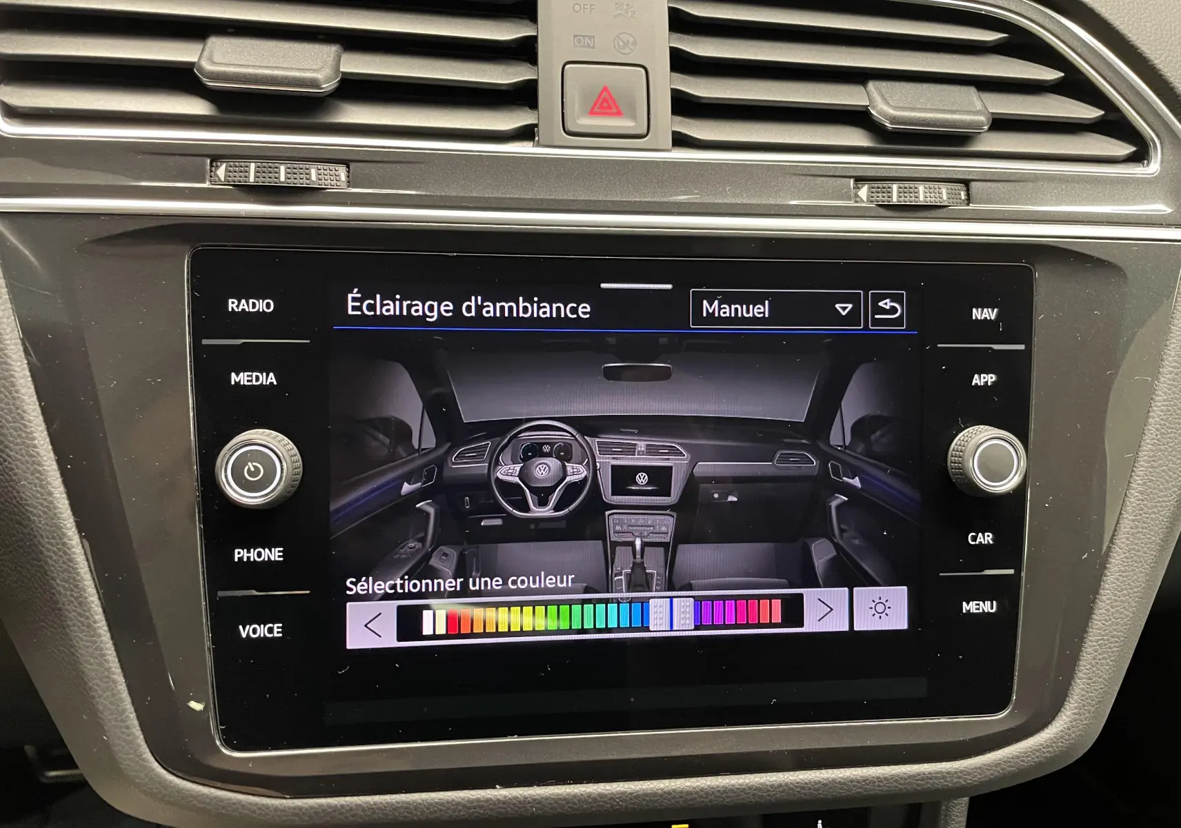 Écran tactile du tableau de bord du Volkswagen Tiguan 2022 affichant le réglage manuel de l’éclairage d’ambiance intérieure.