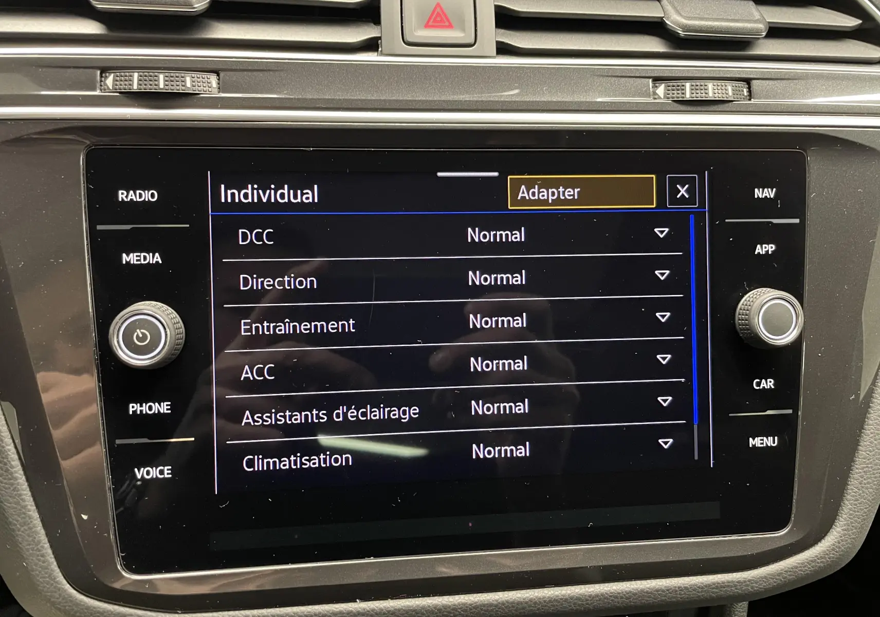 Écran tactile central du Volkswagen Tiguan 2022 affichant les réglages individuels du véhicule en mode normal.
