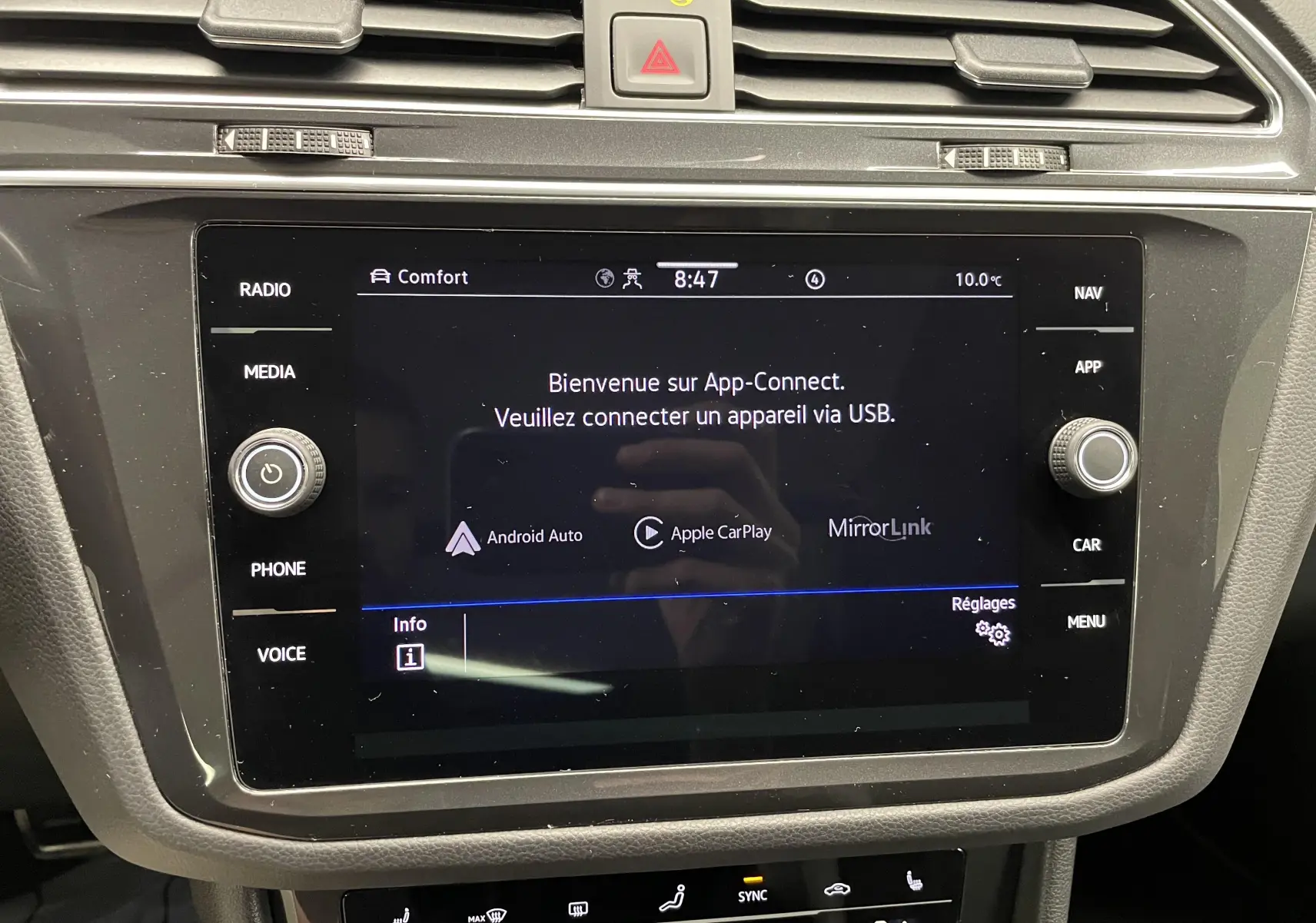 Écran tactile central du Volkswagen Tiguan 2022 affichant l'interface App-Connect avec commandes autour.