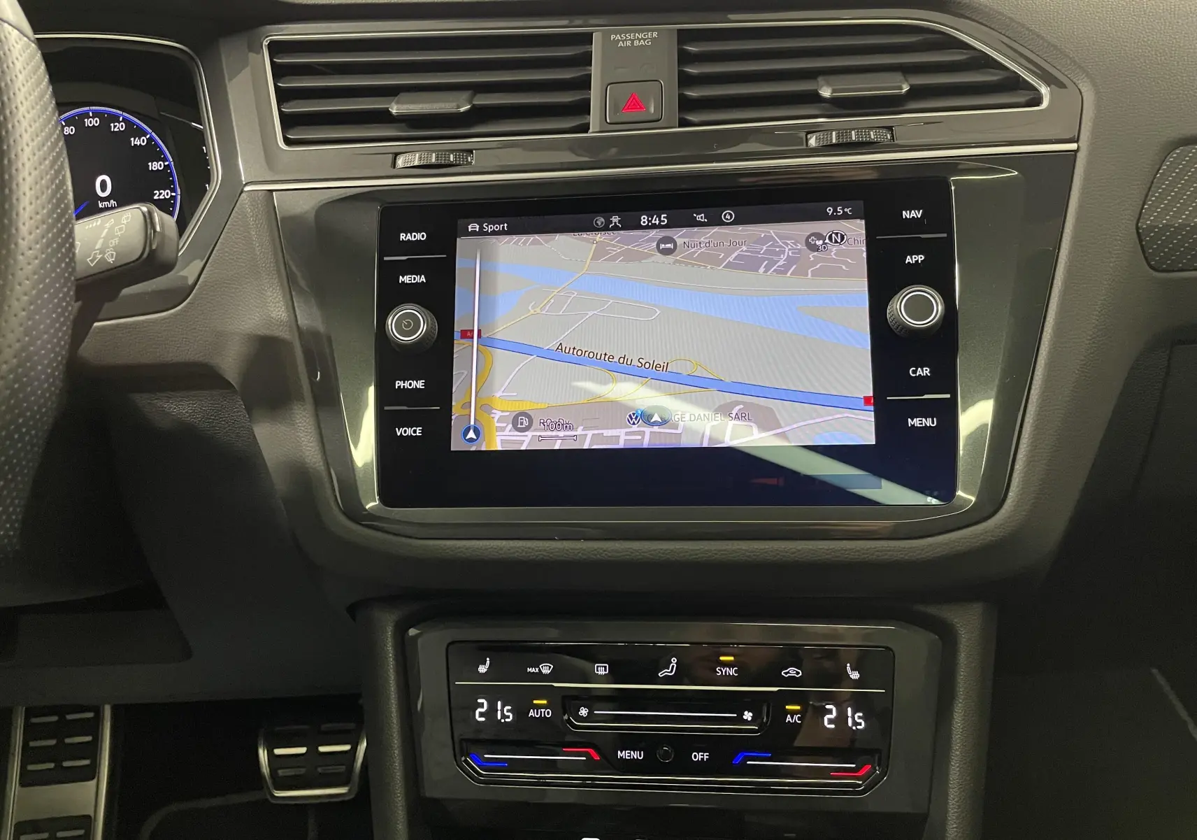 Vue rapprochée de l’écran tactile central et de la console de climatisation du Volkswagen Tiguan 2022, intérieur noir.