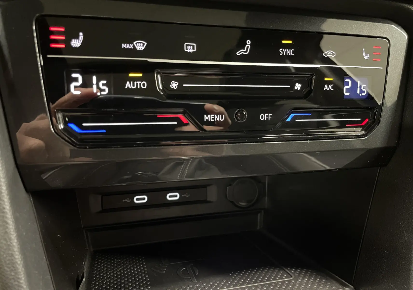 Vue rapprochée du tableau de bord du Volkswagen Tiguan 2022, affichant la climatisation digitale et les commandes chauffantes.