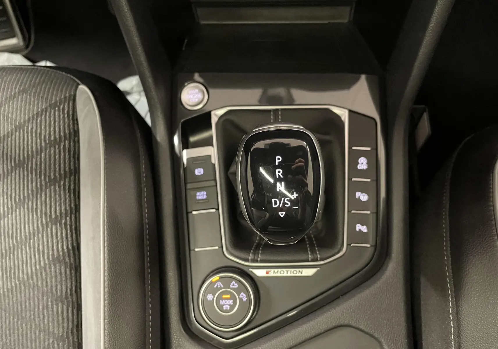 Vue rapprochée de la console centrale du Volkswagen Tiguan 2.0 TDI 200ch DSG7 4Motion avec levier de vitesses et commandes 4Motion.