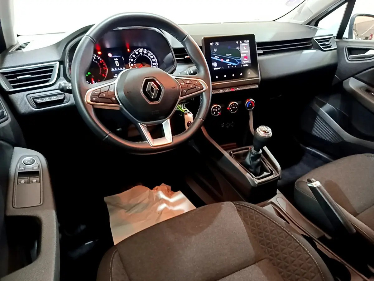 Intérieur Renault Clio Business TCe 90 2021 vu côté conducteur, volant cuir, écran tactile 7 pouces et boîte manuelle.