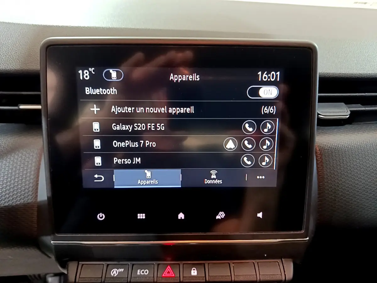 Écran tactile central de la Renault Clio Business TCe 90 blanc, affichant la connexion Bluetooth et les appareils appairés.