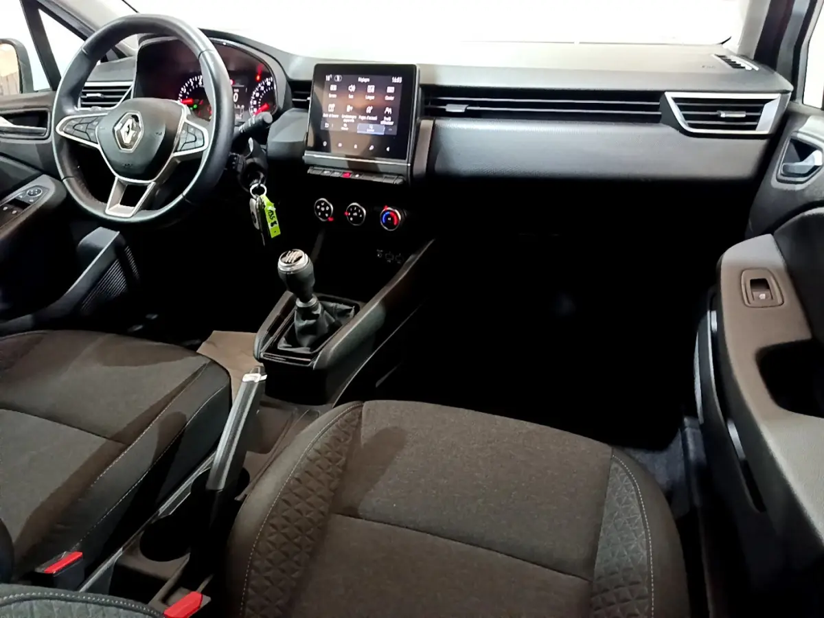 Intérieur de la Renault Clio Business TCe 90 2021, vue côté conducteur, avec tableau de bord tactile et boîte manuelle.