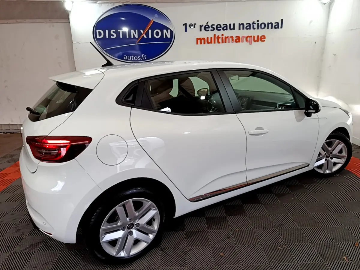 Profil droit d'une Renault Clio Business TCe 90 blanche 2021, avec jantes alliage et feux arrière LED allumés.