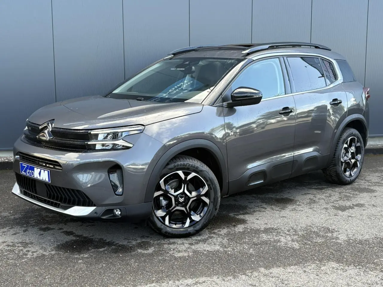 Citroën C5 Aircross gris Platinium en 3/4 avant droit, avec jantes diamantées bi-ton et toit ouvrant panoramique.
