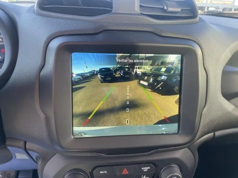 Écran de caméra de recul dans un Jeep Renegade blanc 2019, vue intérieure du tableau de bord.