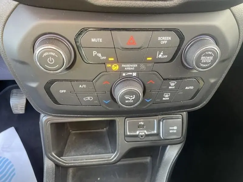 Vue rapprochée de la console centrale du Jeep Renegade blanc 2019, avec commandes climatisation et multimédia.