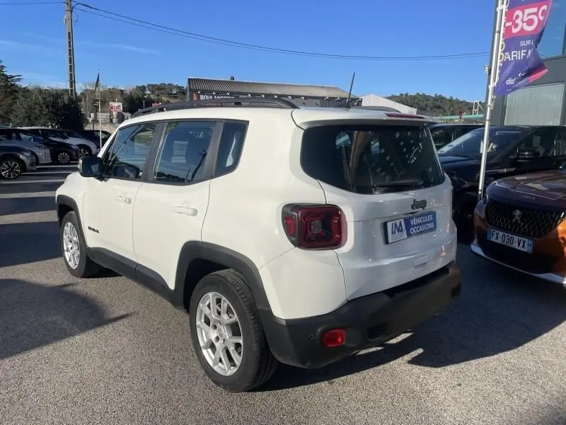 Jeep Renegade blanc vue 3/4 arrière droit, version Limited 2019 avec feux arrière distinctifs carrés.