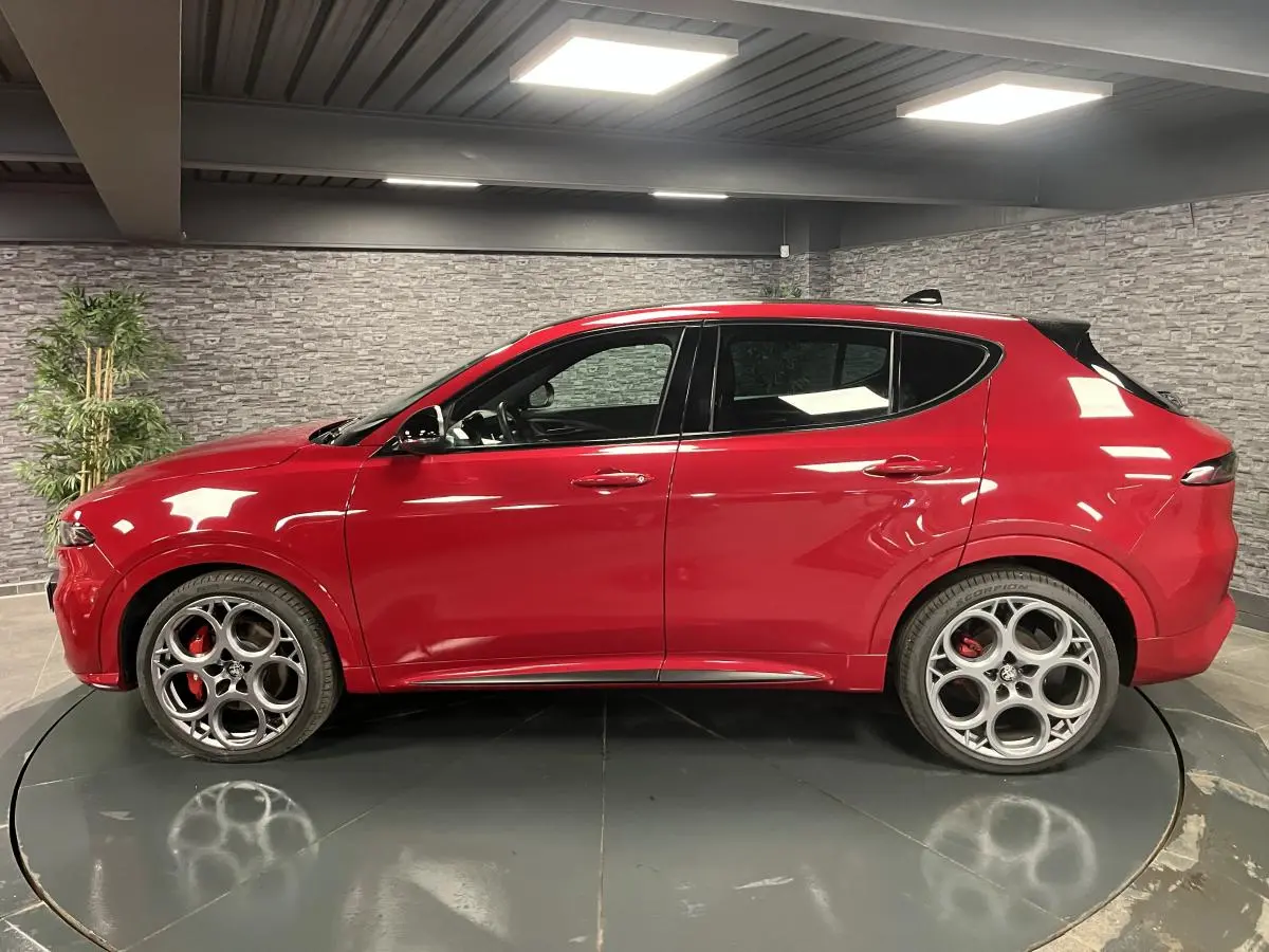 Vue de profil côté gauche d'une Alfa Romeo Tonale rouge avec jantes alliage 20 pouces et étriers Brembo rouges.