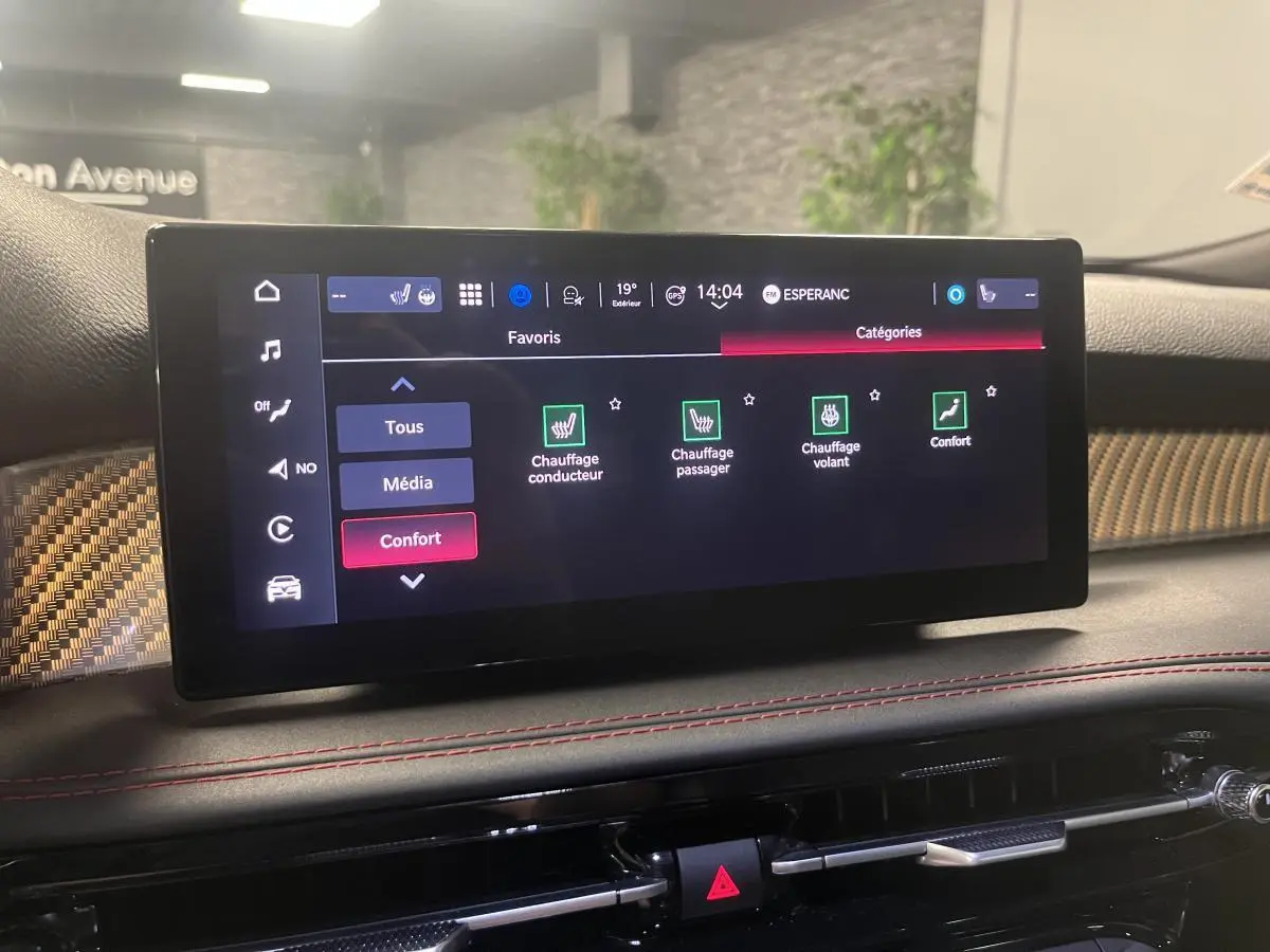 Écran tactile central du tableau de bord de l'Alfa Romeo Tonale 2024 avec interface chauffage et confort.