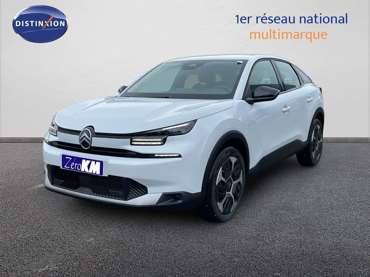 Citroën C4 PureTech blanc métal en 3/4 avant droit avec phares LED et jantes distinctives.