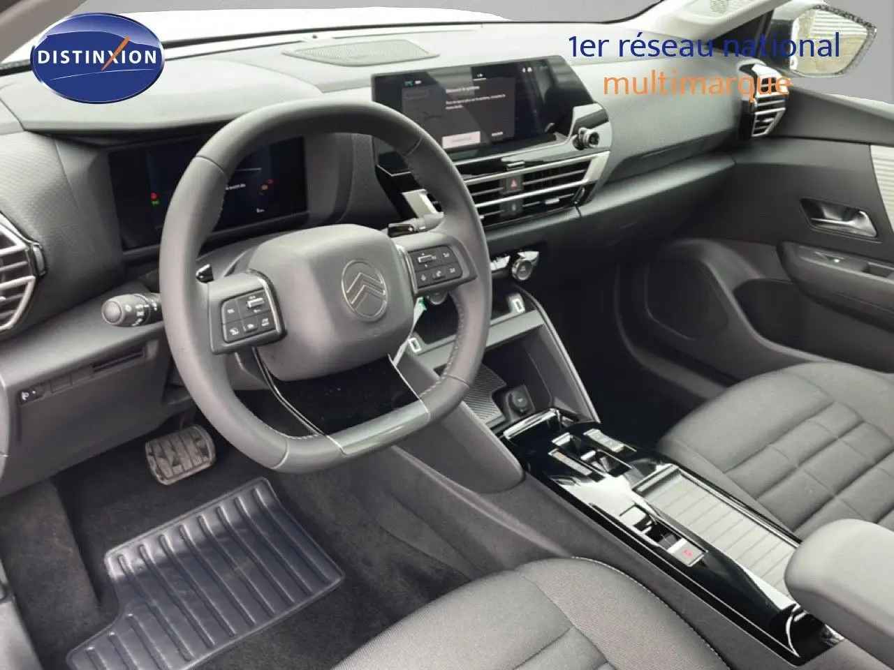 Intérieur de Citroën C4 PureTech 130ch vue côté conducteur, volant multifonction et console centrale noire brillante.