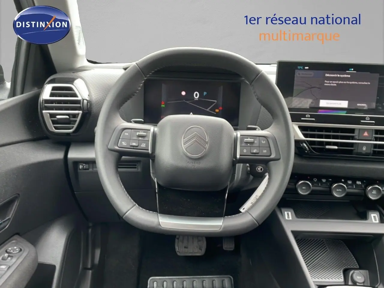 Vue frontale du volant cuir noir et du tableau de bord numérique de la Citroën C4 PureTech 130ch, intérieur moderne et épuré.