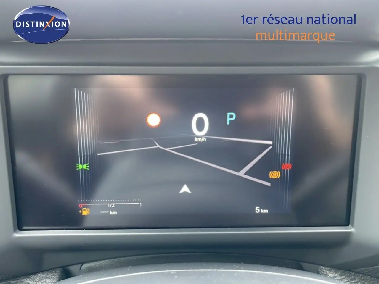 Affichage numérique du tableau de bord de la Citroën C4 blanc métal, montrant la vitesse à 0 km/h et l'indicateur de navigation.